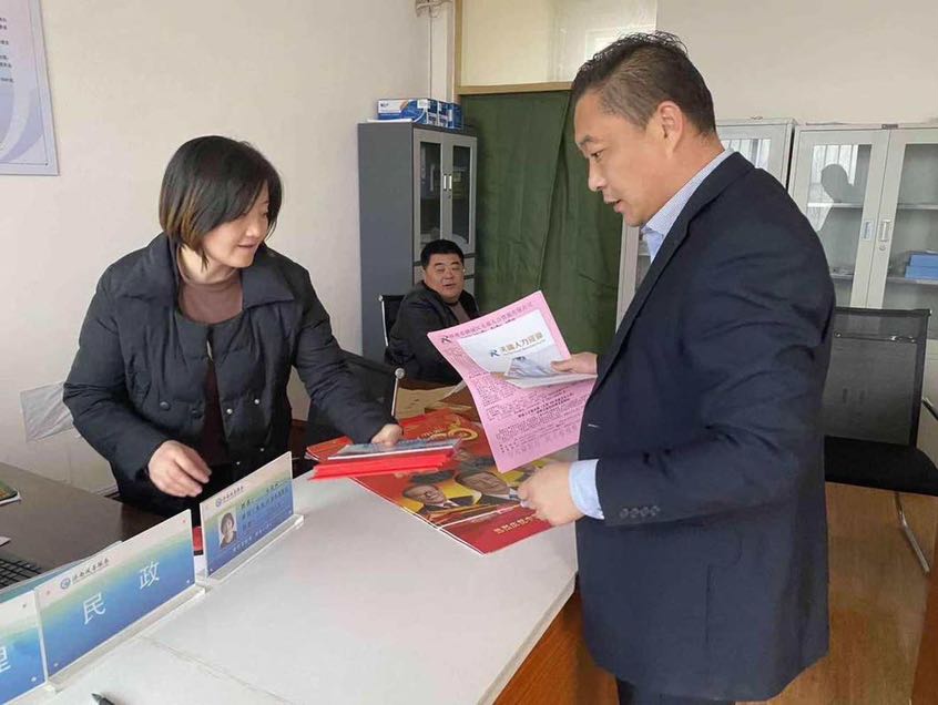 天瑞公司到鋼城區顏莊街道開展就業宣傳工作IMG_6300.JPG